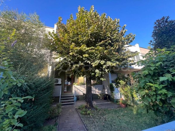 casa indipendente in vendita a Modena in zona Amendola