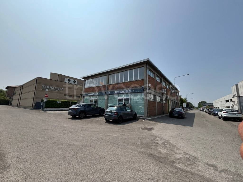 locale commerciale in vendita a Modena in zona Vaciglio