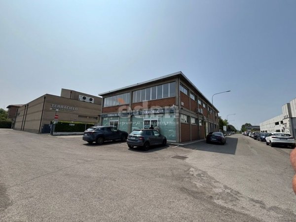 capannone in vendita a Modena in zona Crocetta