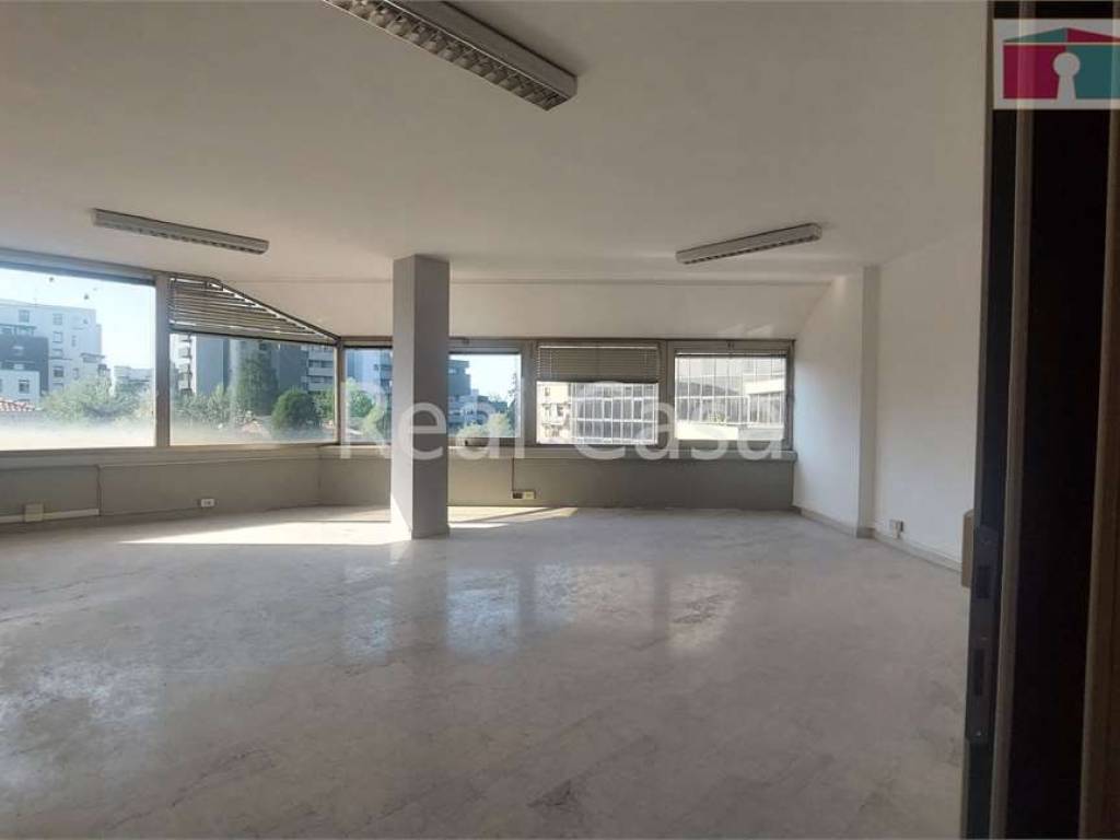 ufficio in vendita a Modena in zona San Faustino