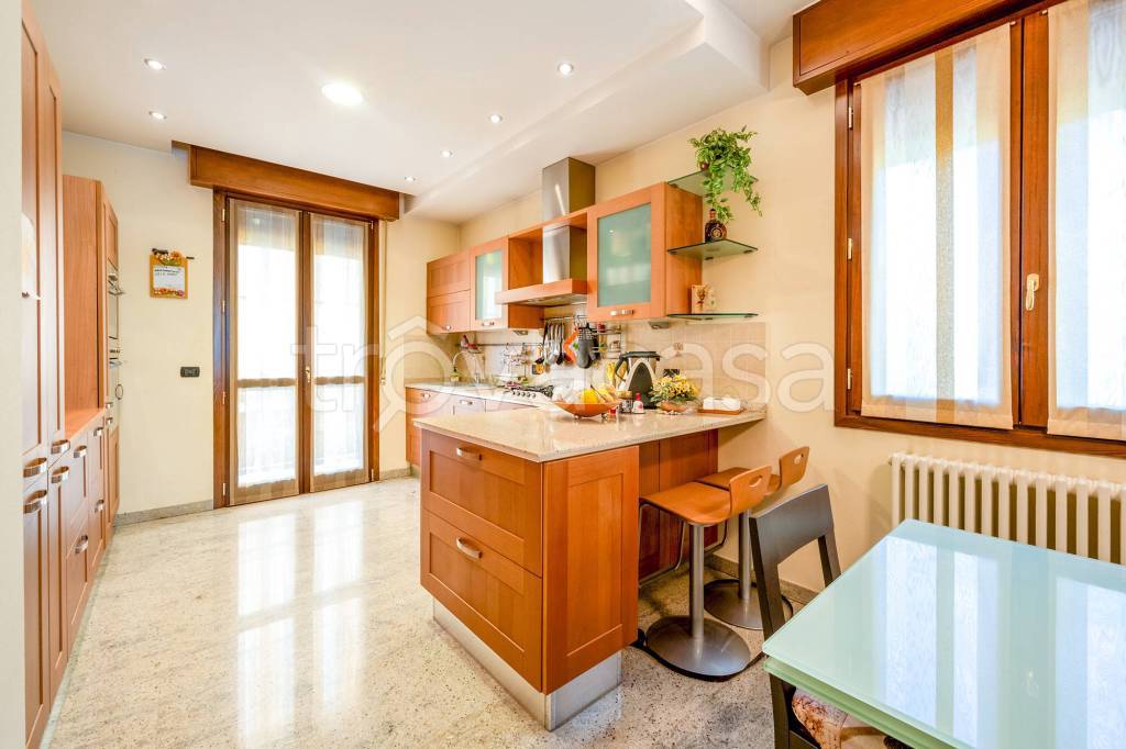 casa indipendente in vendita a Modena in zona Centro Storico