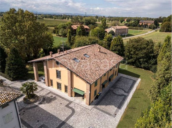 casa indipendente in vendita a Modena in zona Centro Storico