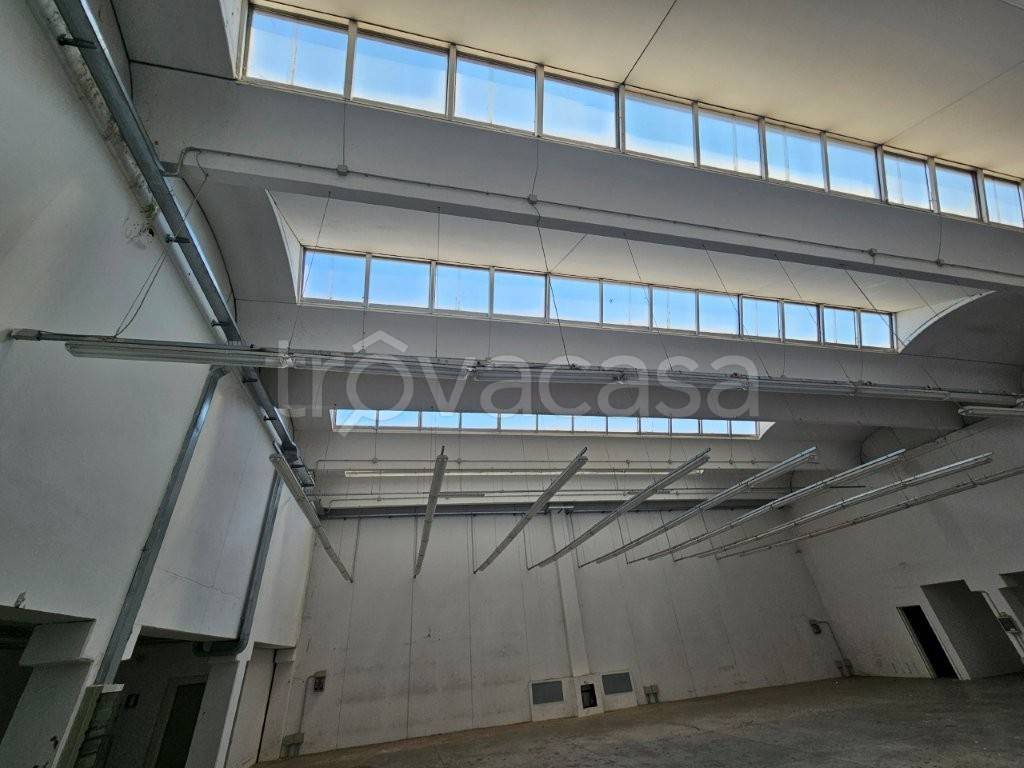 locale commerciale in vendita a Modena in zona Madonnina / Quattro Ville