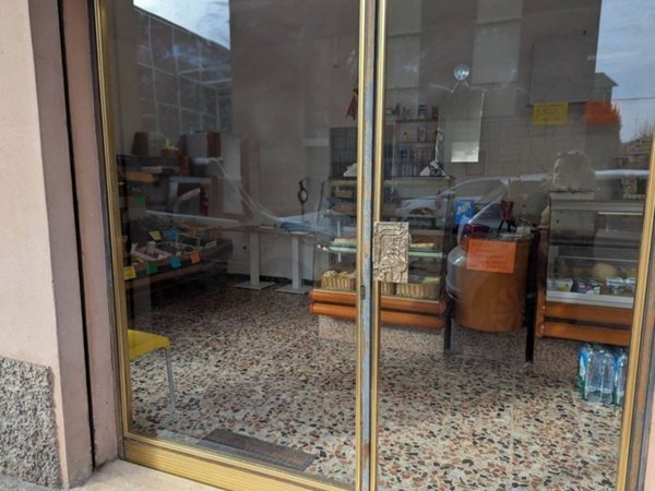 negozio in vendita a Modena in zona Madonnina / Quattro Ville