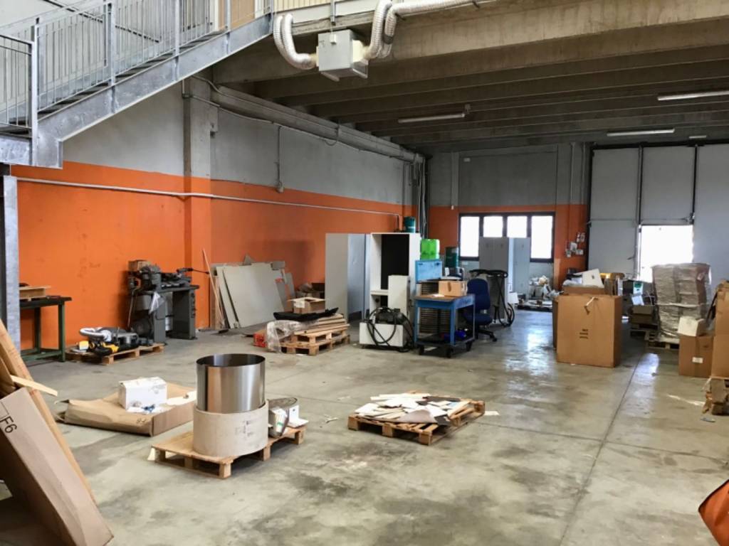 locale commerciale in vendita a Modena in zona San Lazzaro / Modena Est