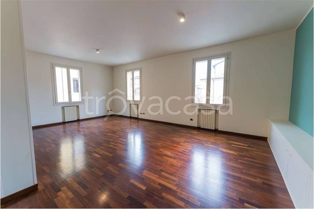 appartamento in vendita a Modena in zona Centro Storico