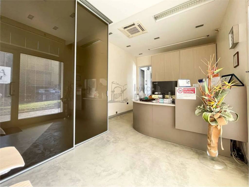 negozio in vendita a Modena in zona Vaciglio