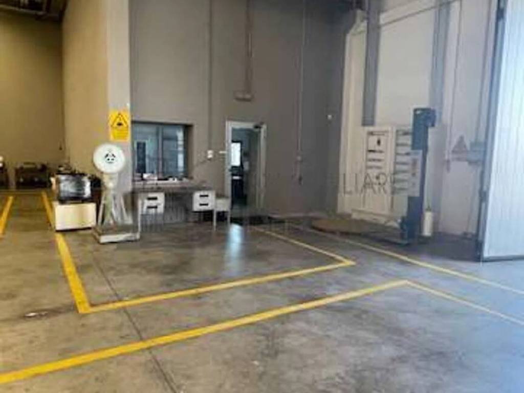 locale commerciale in vendita a Modena in zona Cittanova