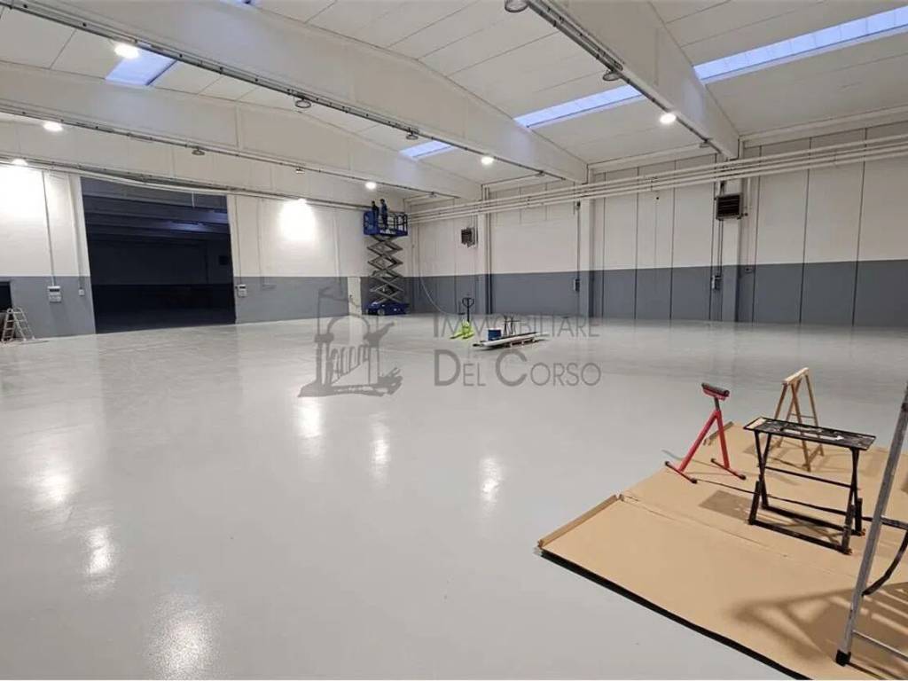 locale commerciale in vendita a Modena in zona San Lazzaro / Modena Est