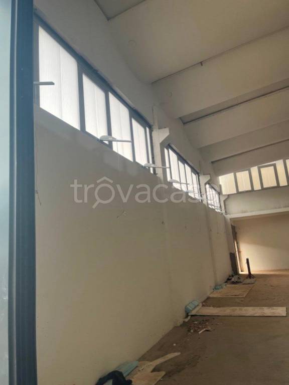 locale commerciale in vendita a Modena