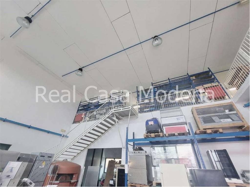 locale commerciale in vendita a Modena in zona Villanova