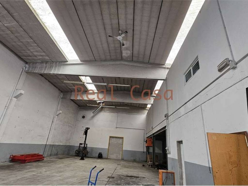 locale commerciale in vendita a Modena in zona Crocetta