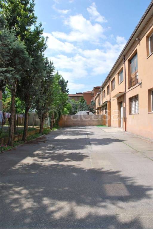negozio in vendita a Modena in zona Crocetta