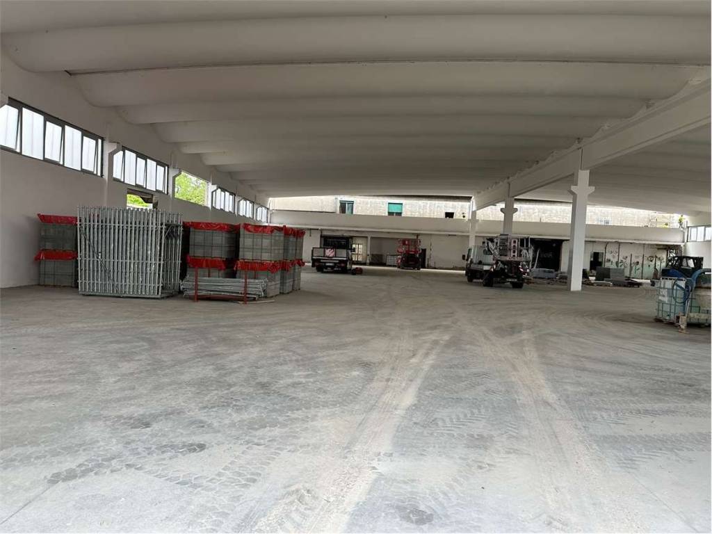 locale commerciale in vendita a Modena in zona Baggiovara