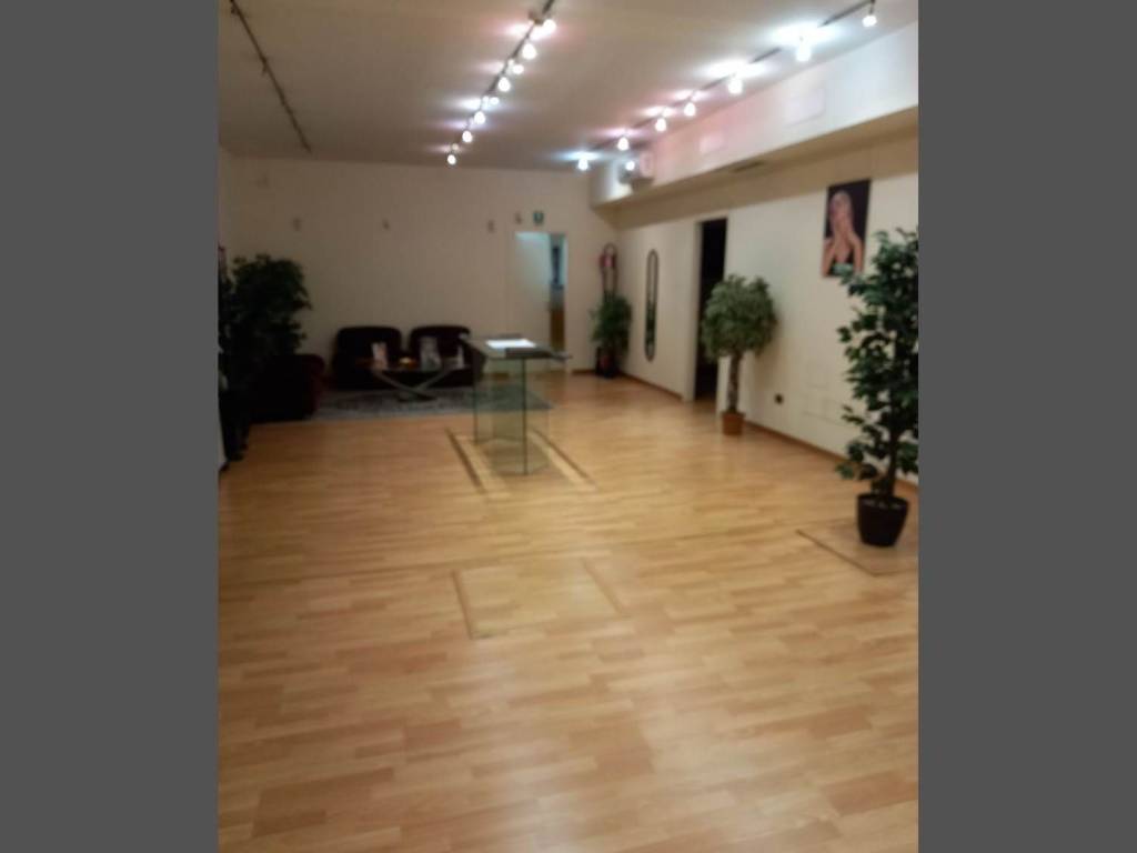 ufficio in vendita a Modena in zona Madonnina / Quattro Ville