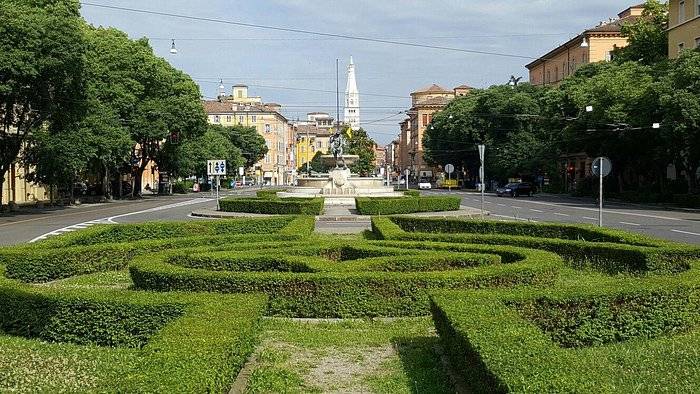 locale commerciale in vendita a Modena in zona Centro Storico
