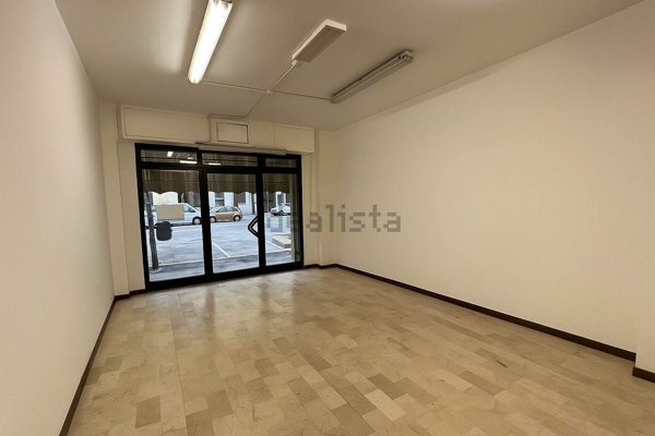 locale commerciale in vendita a Modena in zona Crocetta