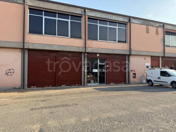 locale commerciale in vendita a Modena in zona Madonnina / Quattro Ville