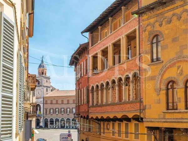 ufficio in vendita a Modena in zona Centro Storico