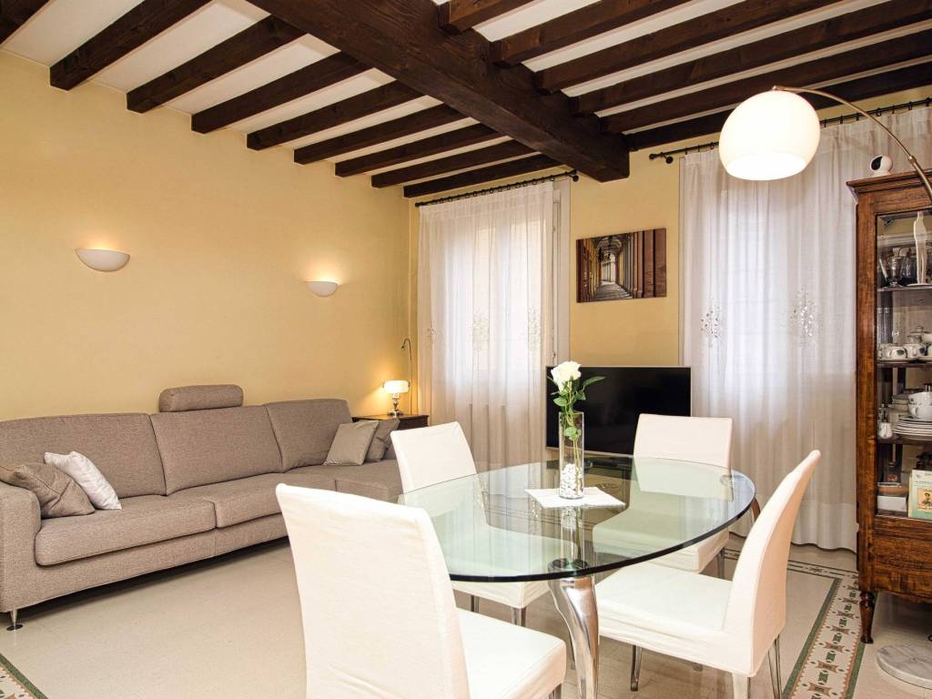 appartamento in vendita a Modena in zona Centro Storico