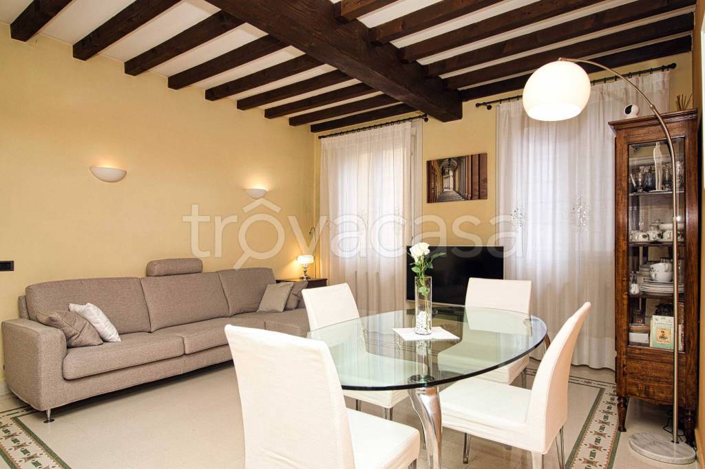 appartamento in vendita a Modena in zona Centro Storico