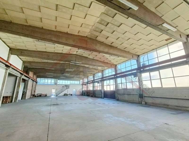 locale commerciale in vendita a Modena in zona Crocetta