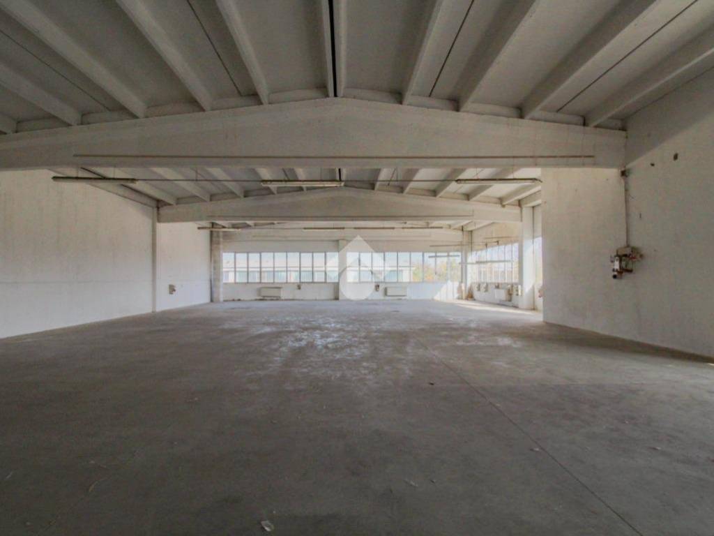 locale commerciale in vendita a Modena in zona Cognento