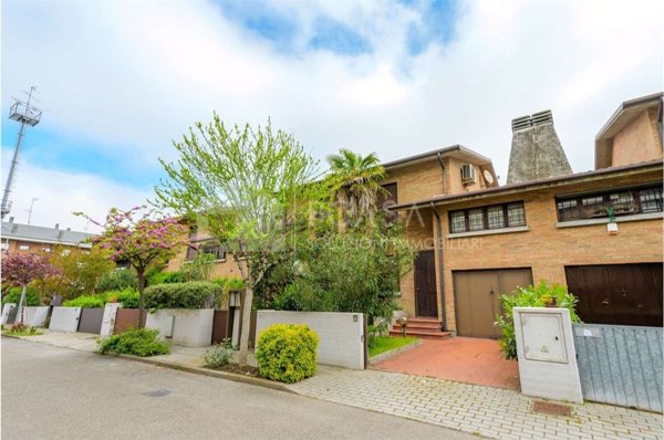 casa indipendente in vendita a Modena in zona Crocetta