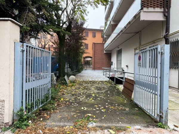 locale commerciale in vendita a Modena in zona Sant'Agnese