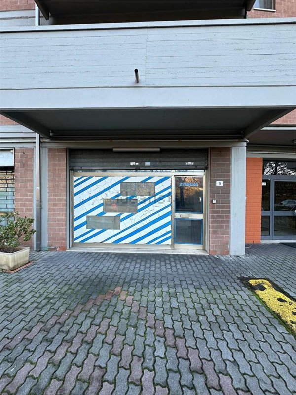 locale commerciale in vendita a Modena in zona Crocetta