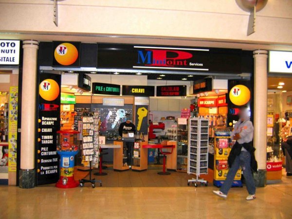 negozio in vendita a Modena in zona Cittanova