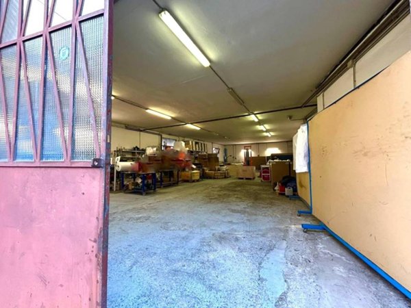 locale commerciale in vendita a Modena in zona Vaciglio