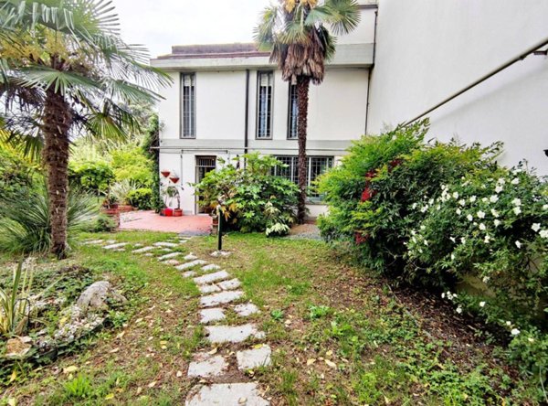 casa indipendente in vendita a Modena in zona Centro Storico