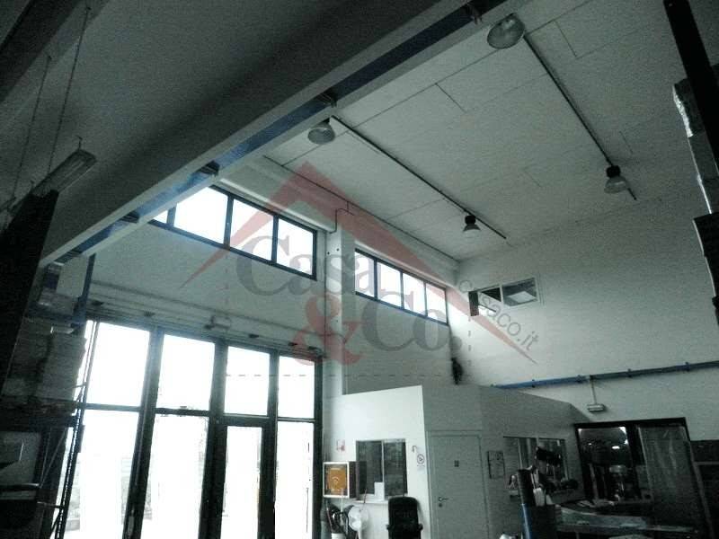 locale commerciale in vendita a Modena in zona Madonnina / Quattro Ville