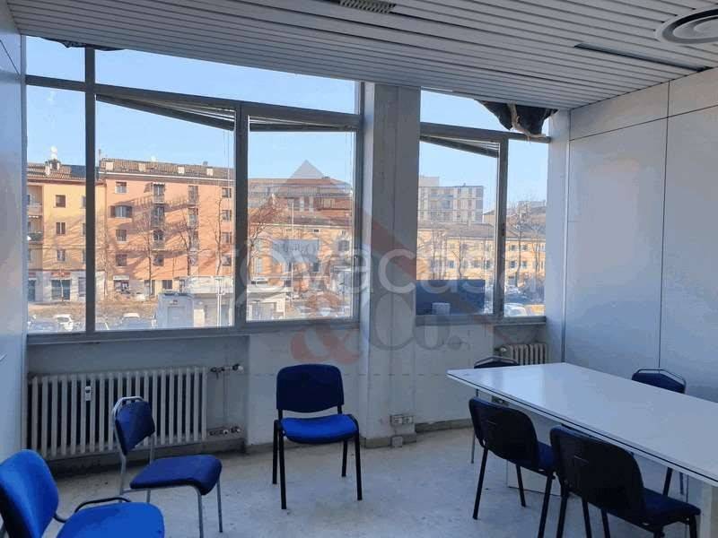 ufficio in vendita a Modena in zona Madonnina / Quattro Ville