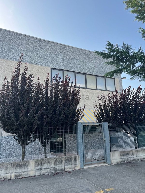 capannone in vendita a Modena in zona Crocetta