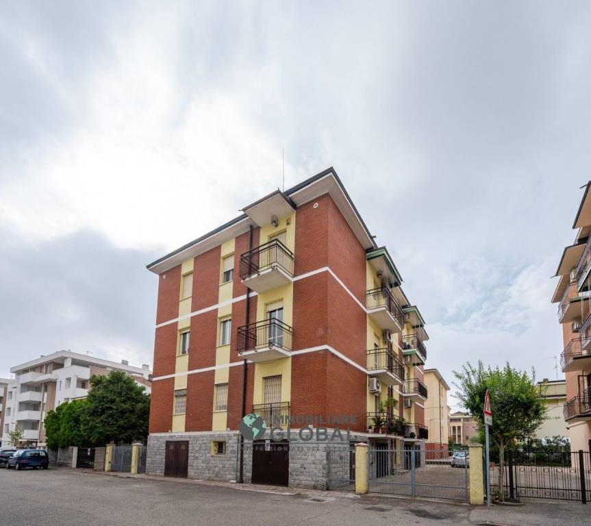 appartamento in vendita a Modena in zona Madonnina / Quattro Ville