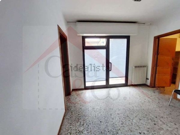 ufficio in vendita a Modena in zona Amendola