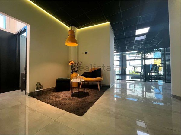 ufficio in vendita a Modena in zona Madonnina / Quattro Ville