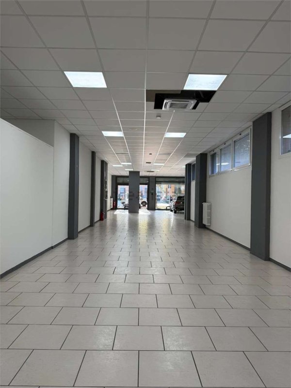 locale commerciale in vendita a Modena in zona Centro Storico