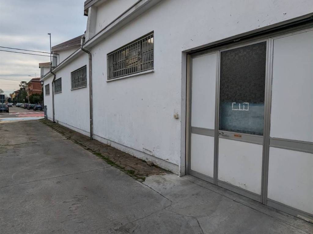 negozio in vendita a Modena in zona Baggiovara