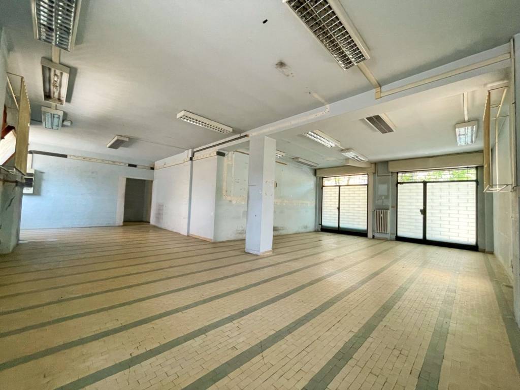 negozio in vendita a Modena