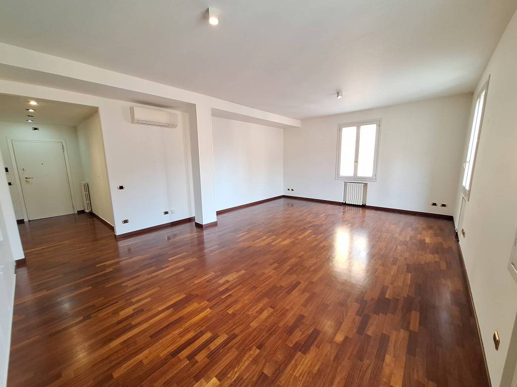 appartamento in vendita a Modena in zona Centro Storico