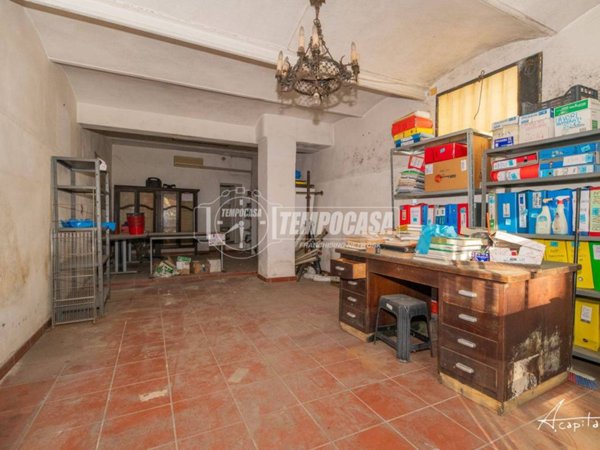 negozio in vendita a Modena in zona Madonnina / Quattro Ville