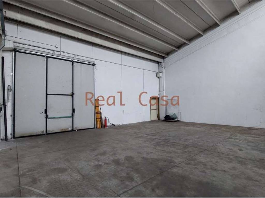 locale commerciale in vendita a Modena in zona San Lazzaro / Modena Est