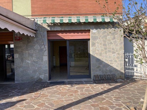 ufficio in vendita a Modena in zona Madonnina / Quattro Ville