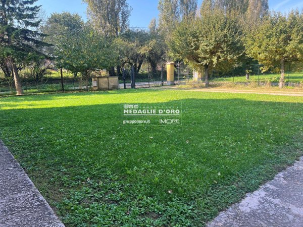 casale in vendita a Modena in zona Madonnina / Quattro Ville