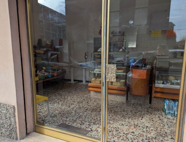 negozio in vendita a Modena in zona Madonnina / Quattro Ville