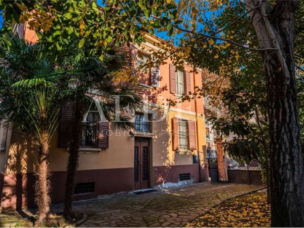 casa indipendente in vendita a Modena in zona Centro Storico