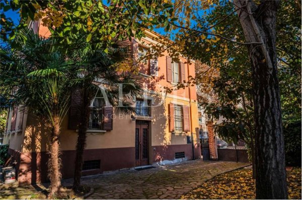 casa indipendente in vendita a Modena in zona Centro Storico